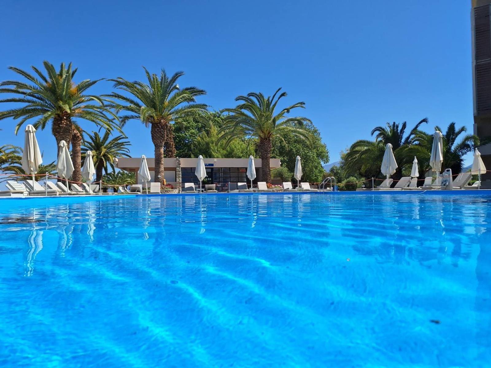 Long Beach Hotel & Resort Longos  Exteriör bild